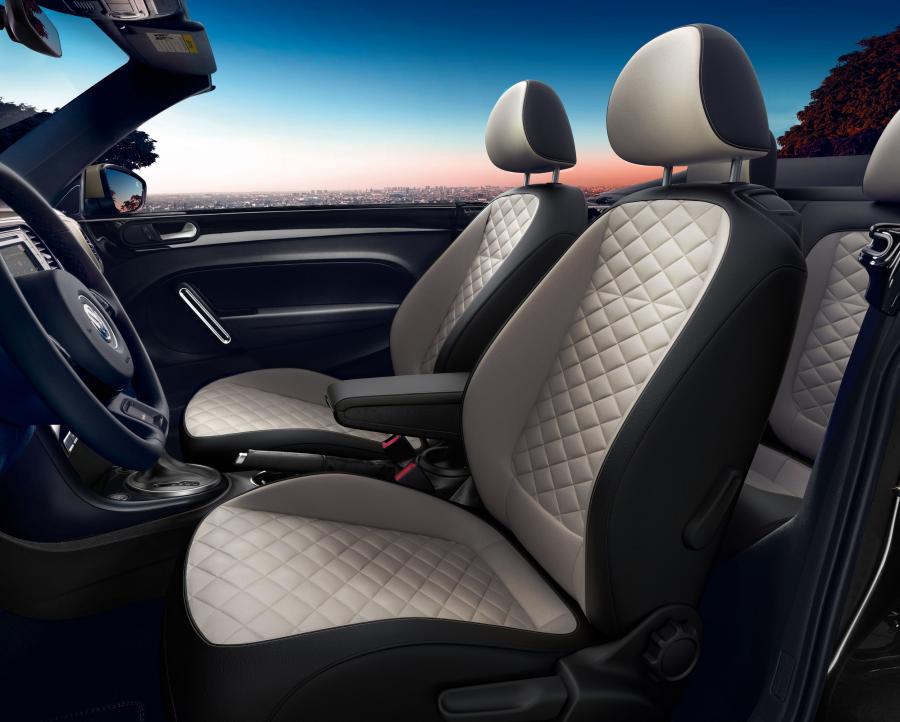 Интерьер Volkswagen Beetle SEL Final Edition Convertible 2018 года  (NA) (фото 10 из 27)